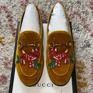 Gucci horsebit velvet loafer with Deer detail